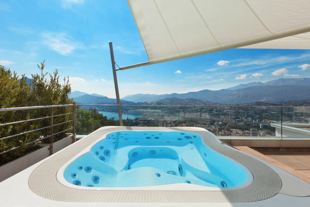Les Bienfaits de l'Hydrothérapie : Pourquoi Investir dans un Spa en 2024 ?
